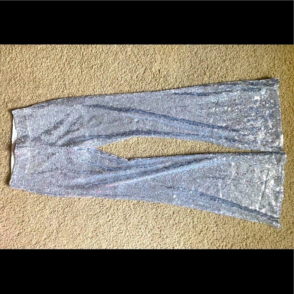Beautiful silver sequin pants size small… new without tags… never worn